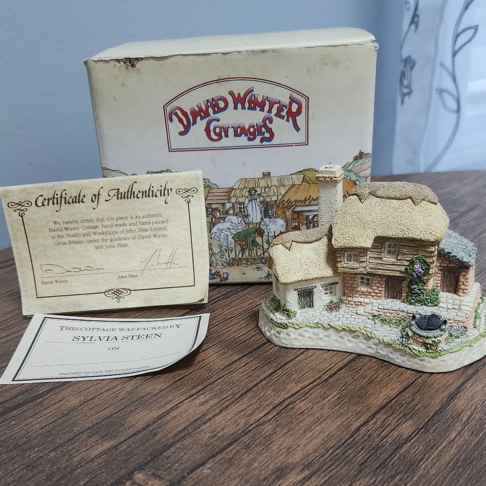David Winter Cottages Birthstone Wishing Well With Box April Vintage Signed! VTG